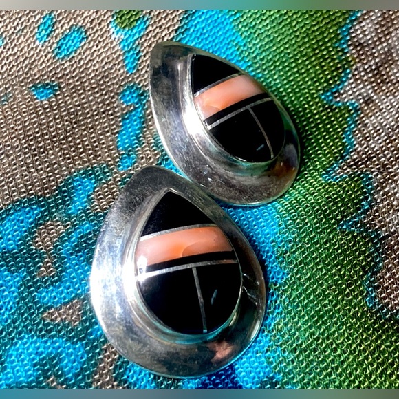 Vintage Native American Sterling Silver Coral And Onyx Inlay Post Earrings - Picture 9 of 16